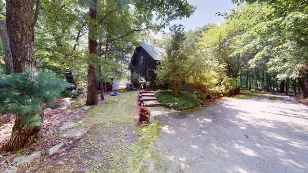 813 W Spur CT, Lords Valley, PA 18428