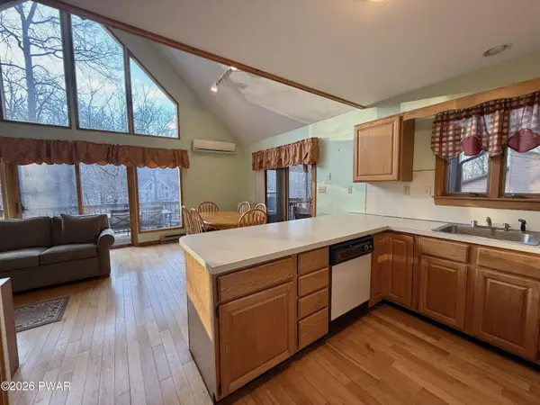 103 Laurel RD, Lackawaxen, PA 18435