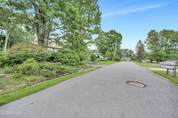 20 Oak LN, Jefferson Township, PA 18436