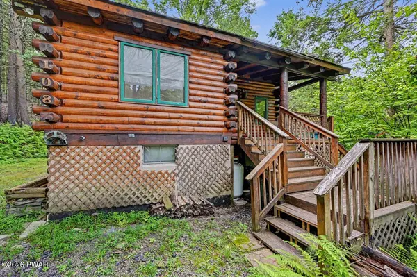 108 Uppercrest RD, Greentown, PA 18426