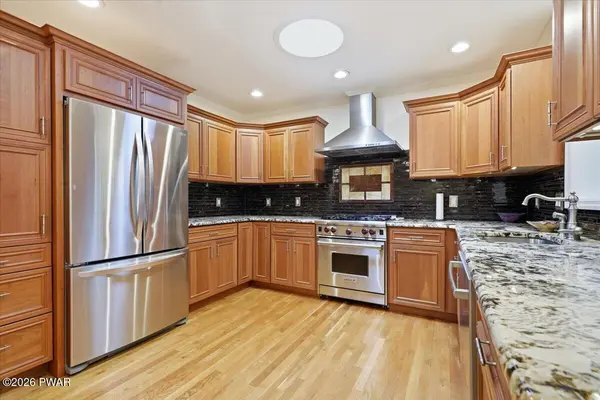 118 Pine Acres LN, Milford, PA 18337
