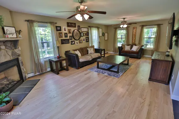 209 Doolan RD, Dingmans Ferry, PA 18328