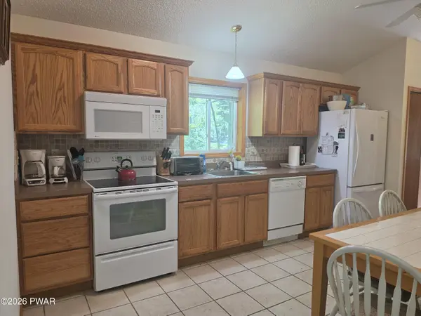 1035 Mohican RD, Lake Ariel, PA 18436