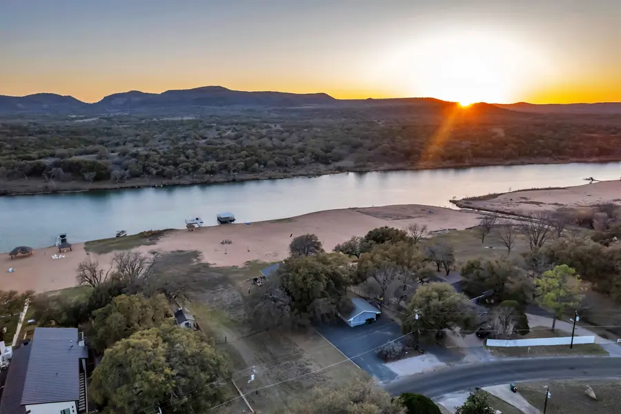 4306 River Oaks Dr DR, Kingsland, TX 78639