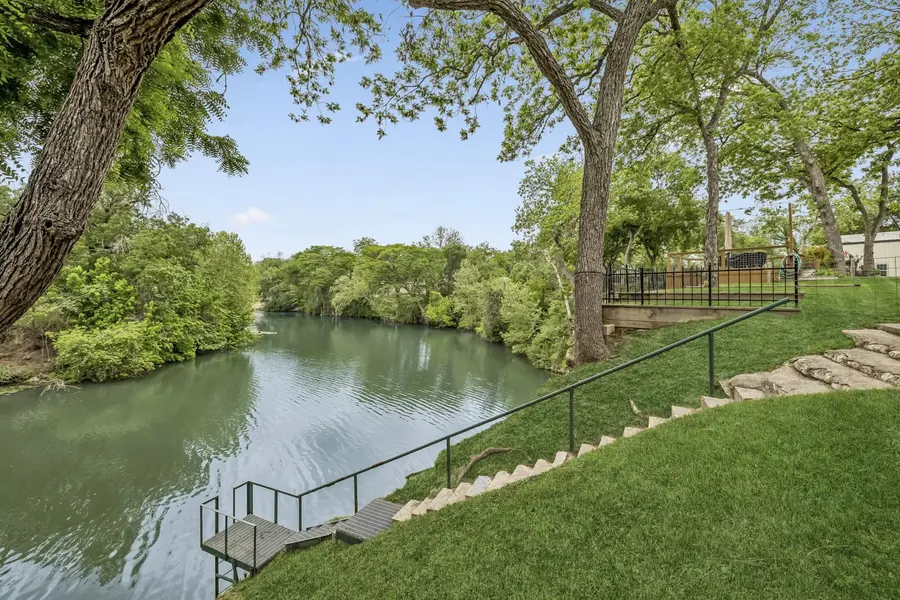900 Boenig ST, Seguin, TX 78155