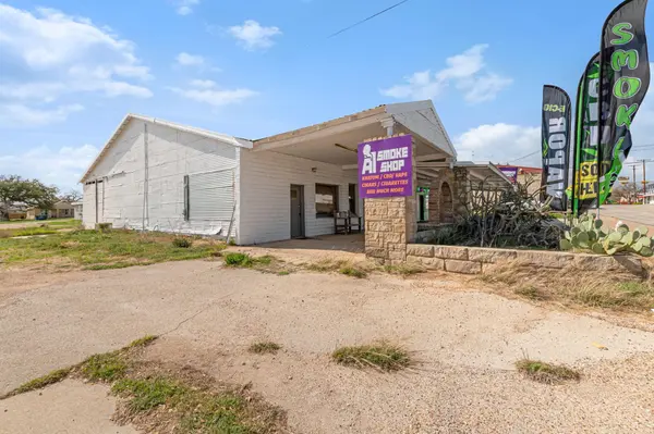 106 S 4Th St, Lometa, TX 76853