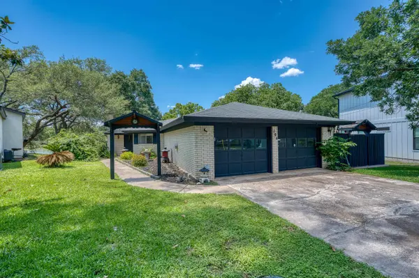 104 Bluebird LN, Highland Haven, TX 78654