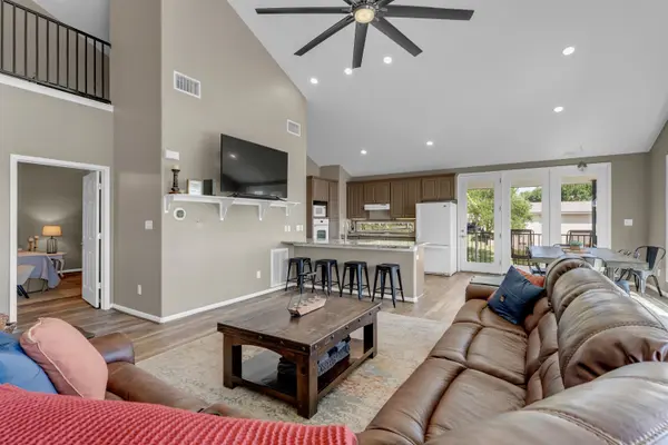 319 Meadowlakes DR, Meadowlakes, TX 78654