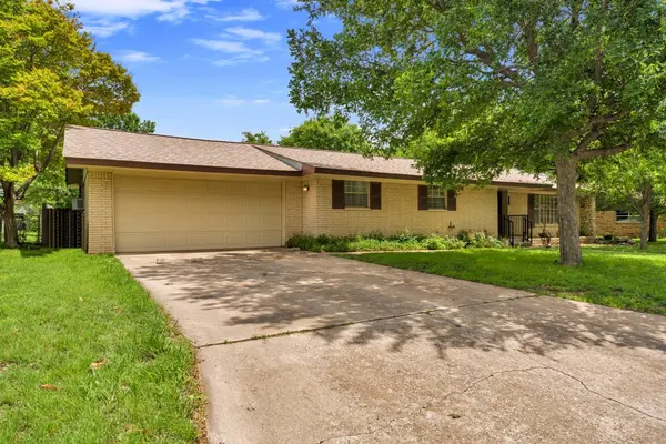 1011 N Vandeveer St, Burnet, TX 78611