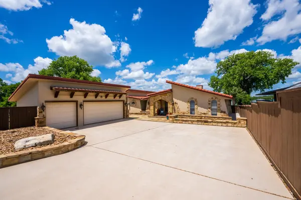 136 Hidden Oaks Dr, Kingsland, TX 78639