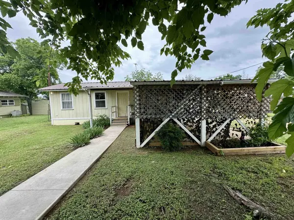 702 Pittsburg AVE, Llano, TX 78643