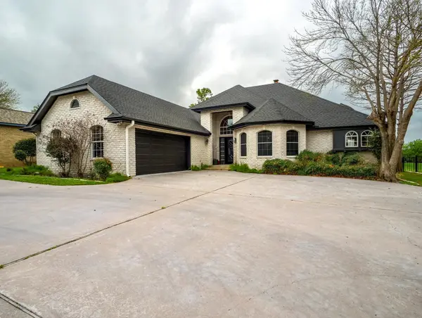 415 St Andrews ST, Meadowlakes, TX 78654