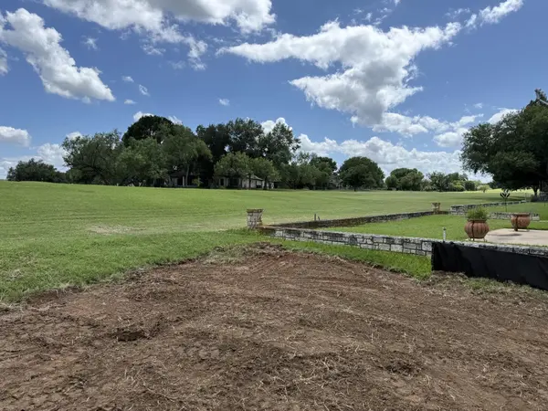 7 Fairway LN, Meadowlakes, TX 78654