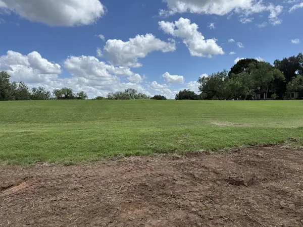 7 Fairway LN, Meadowlakes, TX 78654