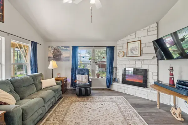 808 Pecan Ln, Cottonwood Shores, TX 78657