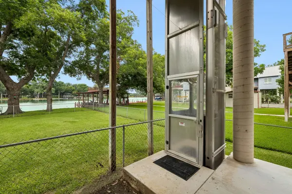 160 Lakeside DR, Seguin, TX 78155