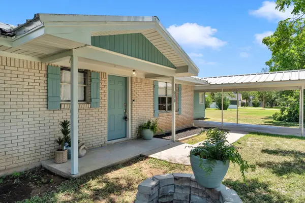 210 Robin RD, Highland Haven, TX 78654