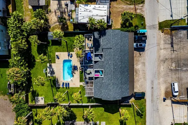 131 W White AVE, Out Of Area, TX 78373