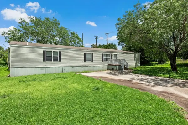417 E Houston ST, Out Of Area, TX 78119
