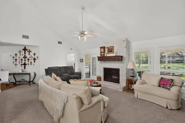 27 Fairway LN, Meadowlakes, TX 78654