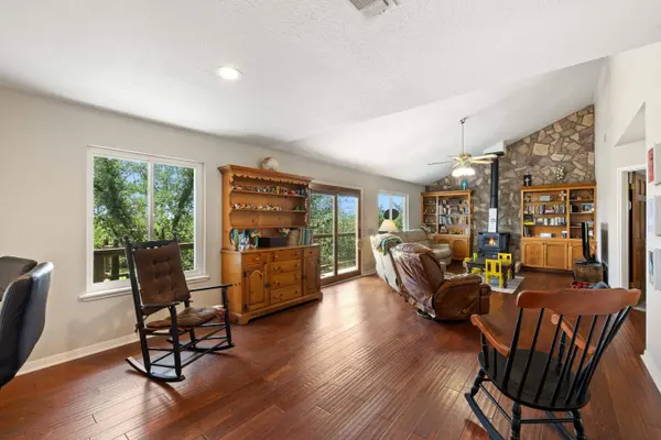 143 Oak LN, Johnson City, TX 78636