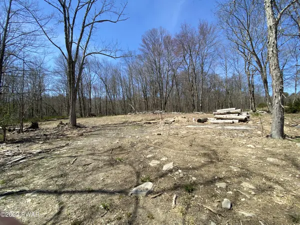 130 Fisher LN, Milford, PA 18337
