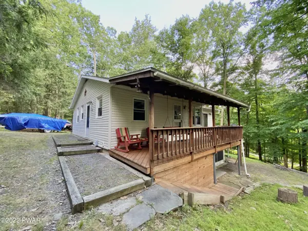 102 Cypress DR, Greentown, PA 18426