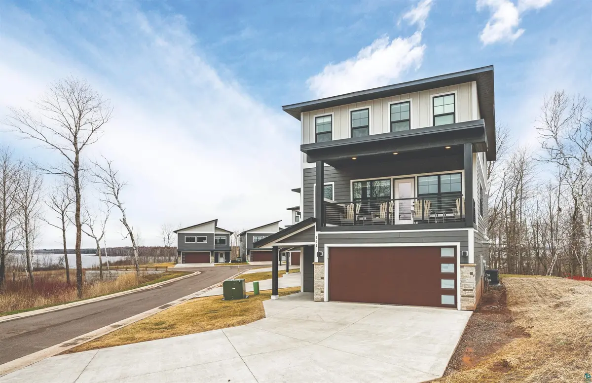 121 Kayak View Ct, Duluth, MN 55807