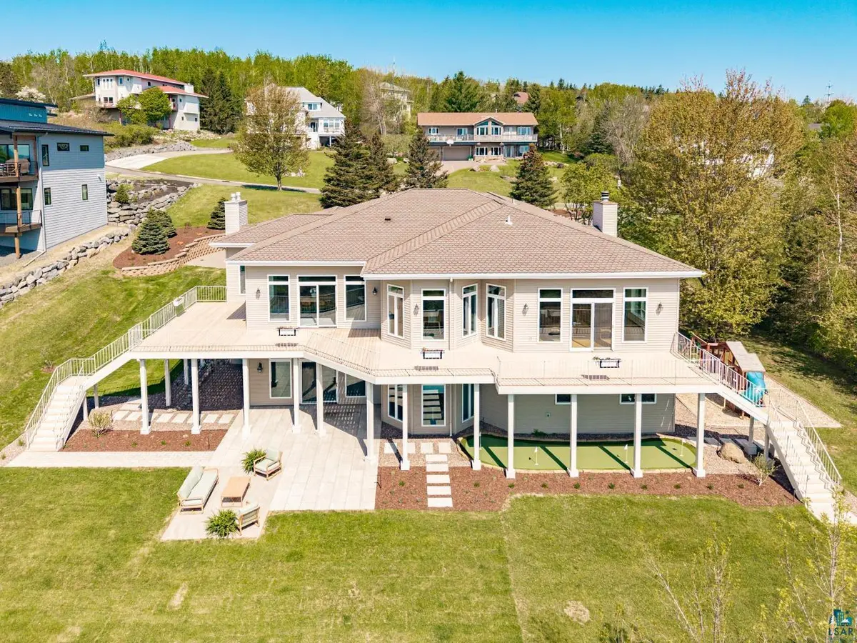 2906 W 15th St, Duluth, MN 55806