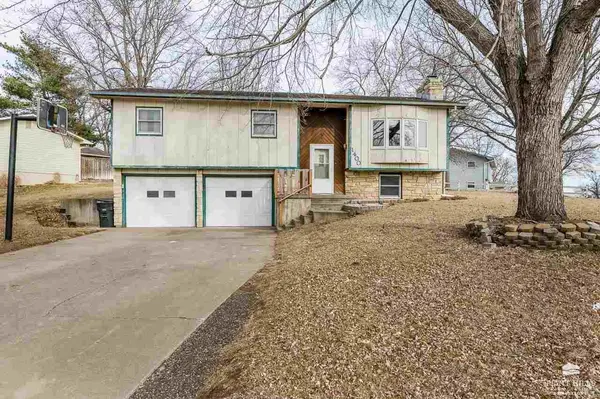 1400 Julie DR, Wamego, KS 66547