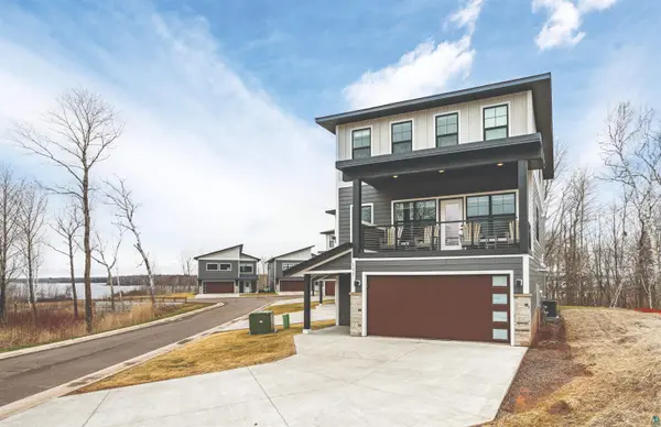 121 Kayak View Ct, Duluth, MN 55807