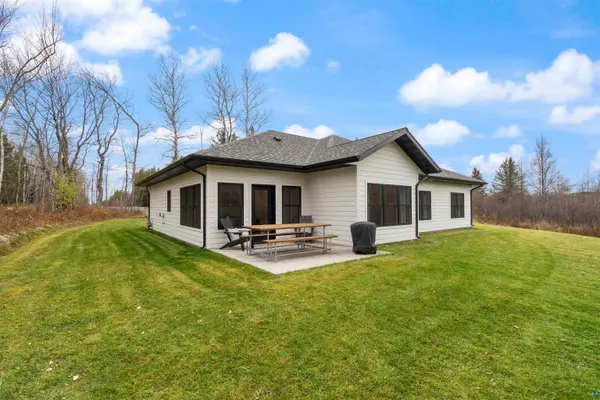 59 E Riverside Rd, Esko, MN 55733