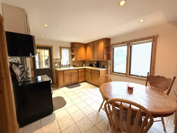 37 E Boundary St, Ely, MN 55731