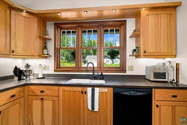 1332 Harbor Hills Dr, Two Harbors, MN 55616