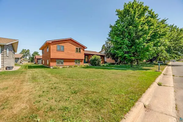 1221 S 21st St, Virginia, MN 55792