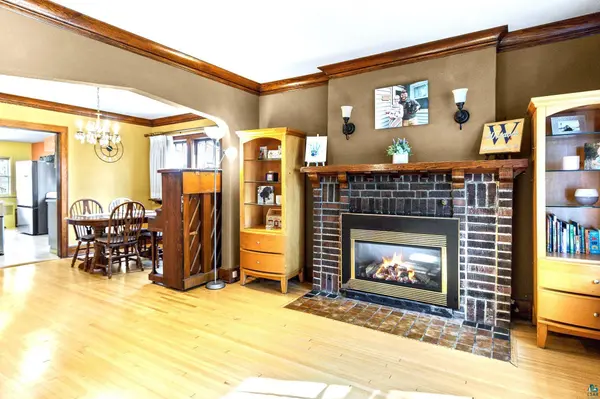 5505 W 8th St, Duluth, MN 55807-1927