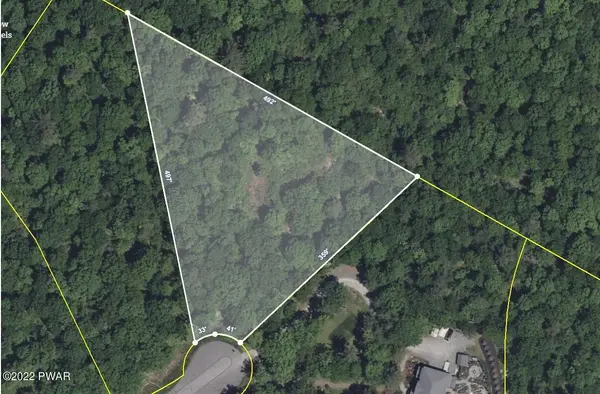 35 Woodale DR, Hawley, PA 18428