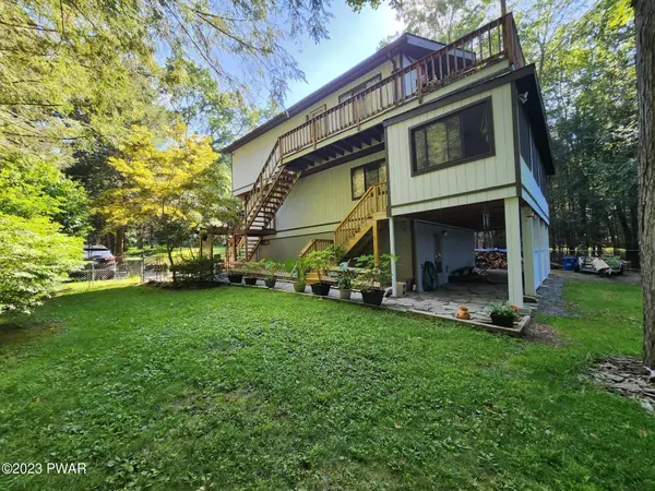 144 N Lake Shore Dr DR, Dingmans Ferry, PA 18328