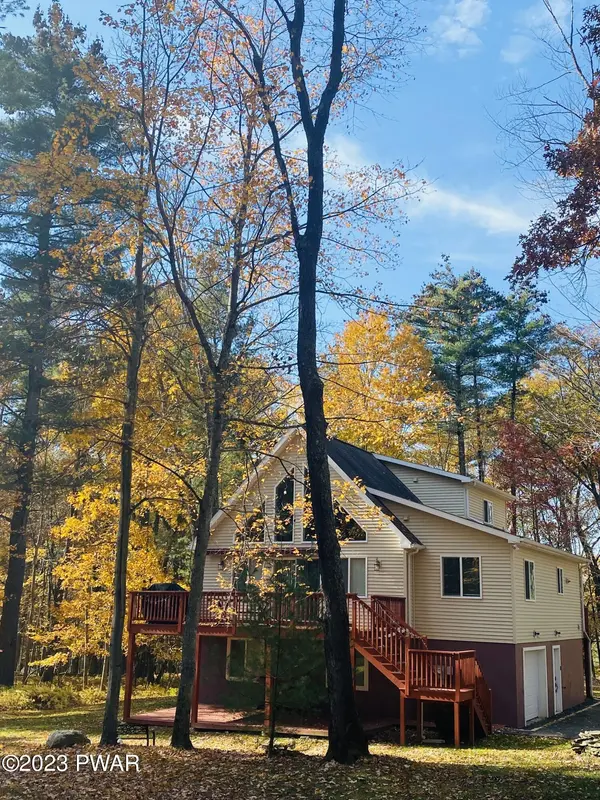 7 N Star CT, Hawley, PA 18428