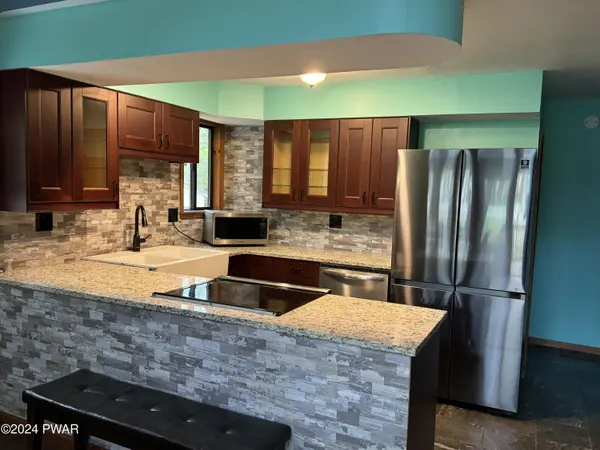 106 Carol CT, Dingmans Ferry, PA 18328