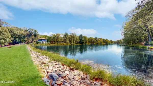 446 Wild Acres DR, Dingmans Ferry, PA 18328