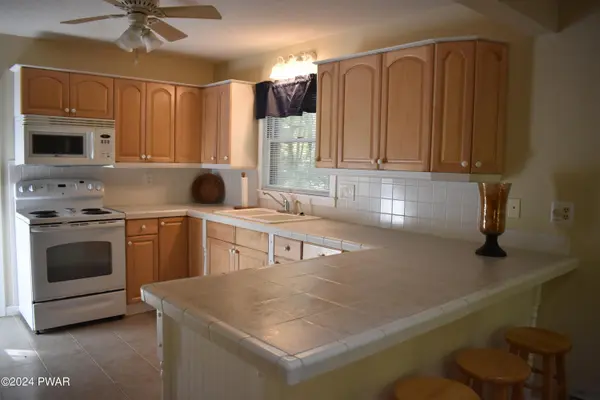 104 Comstock DR, Lords Valley, PA 18428
