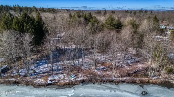 15 N Shore RD, Gouldsboro, PA 18424