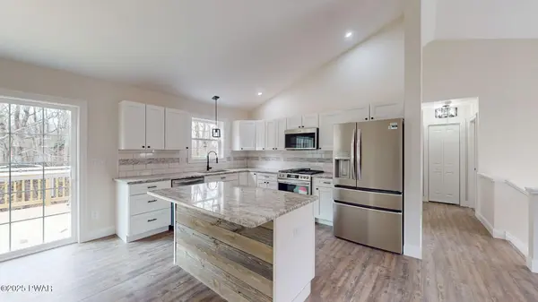 800 Main CT, Hawley, PA 18428