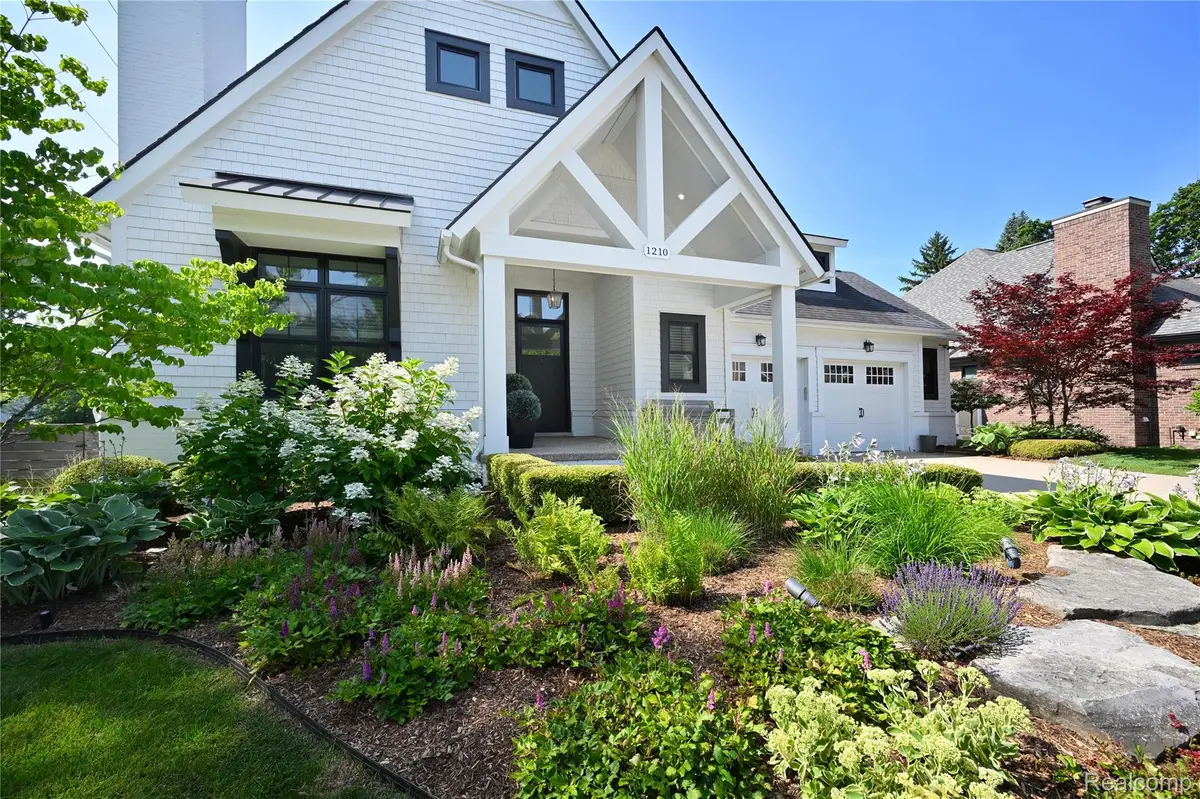 1210 Manchester RD, Birmingham, MI 48009
