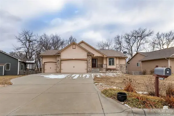 5021 Shadowridge DR, Manhattan, KS 66503