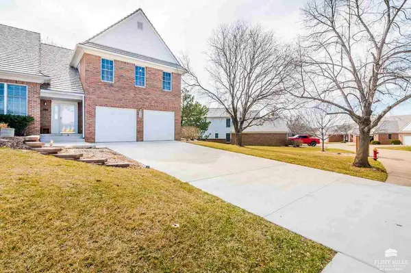 1528 Williamsburg DR, Manhattan, KS 66502