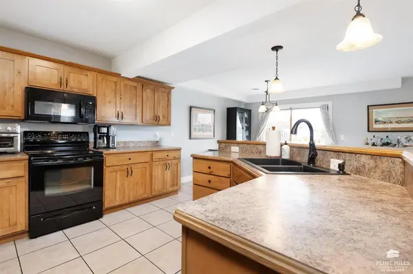 2900 Brookville DR, Manhattan, KS 66502