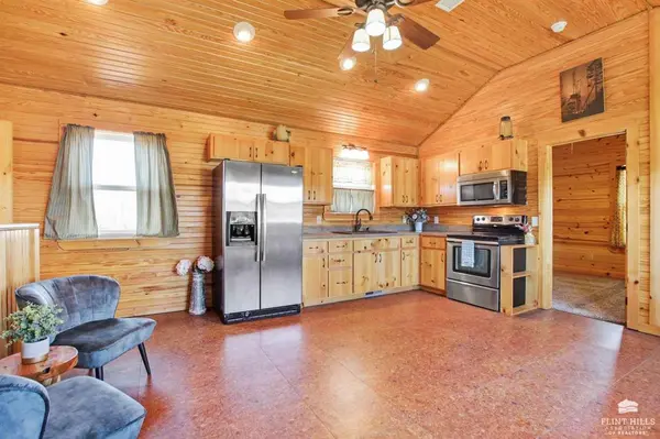 2294 8th RD, Clay Center, KS 67432