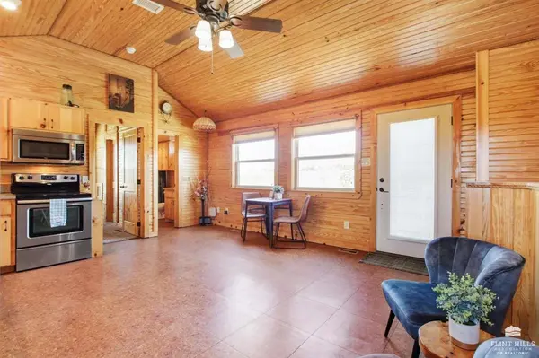 2294 8th RD, Clay Center, KS 67432